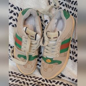 Beautiful pre-owned Gucci in good condition. Missing a GG stone on one foot.